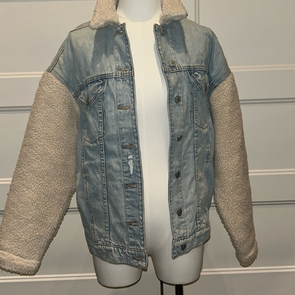 American Eagle Outfitters Sherpa collar and arms Tan leather patch  Denim. Sz Sm